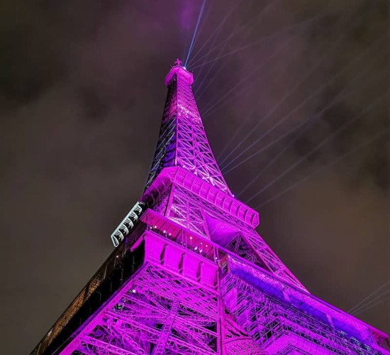 Der Eiffelturm erstrahlt in Rosa